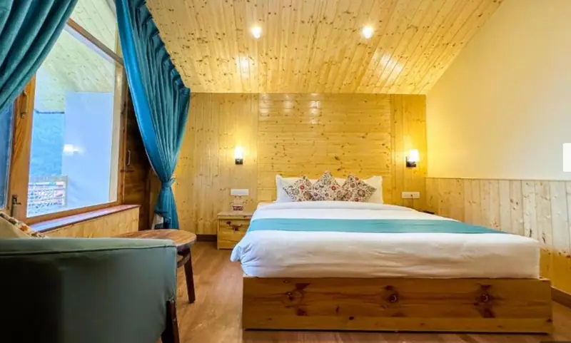 Cosy wooden-panelled room with a king bed at Dashaur Heights
