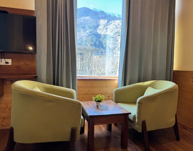 Sitting area with armchairs and mountain view in the Elite Room