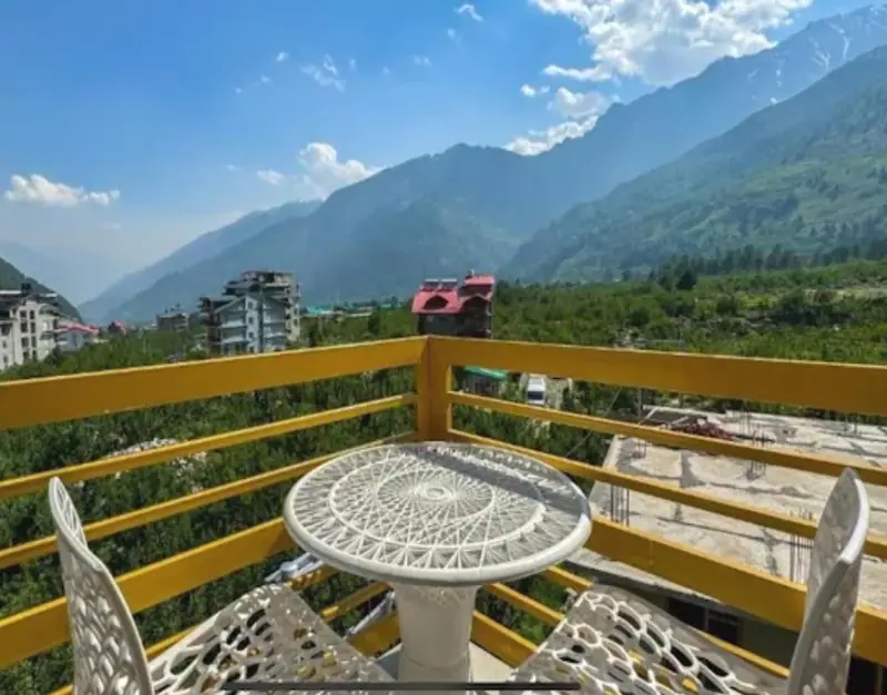 Private balcony with table and chairs overlooking the valley at Dashaur Heights